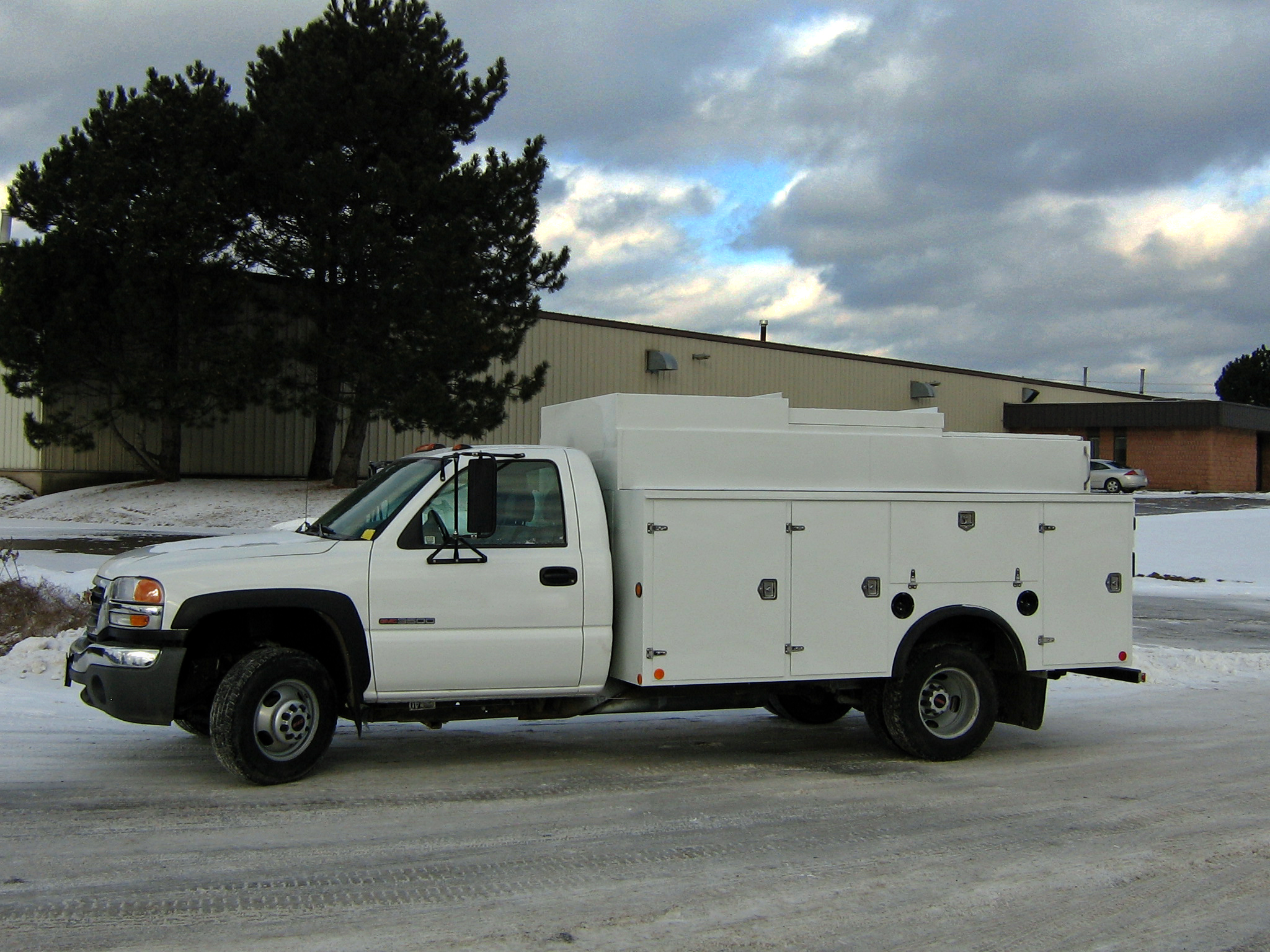 Service Body With Sliding Roof